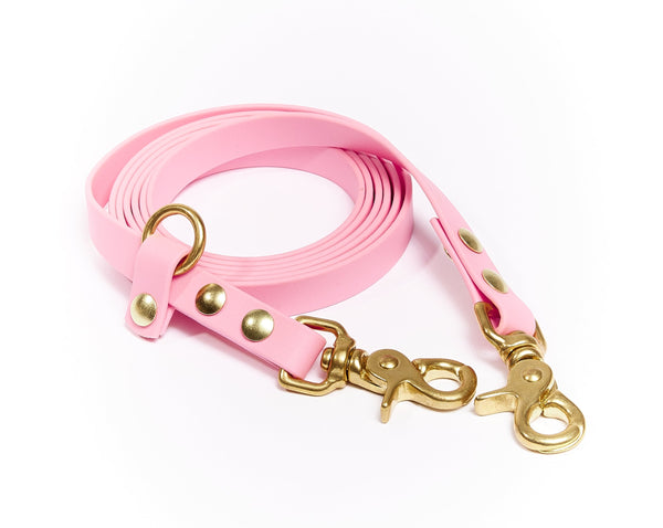 Photo - Soft pink dog leash with gold hardware for pets. Trendy and sturdy, an elegant accessory for pet owners in Montreal, Canada.